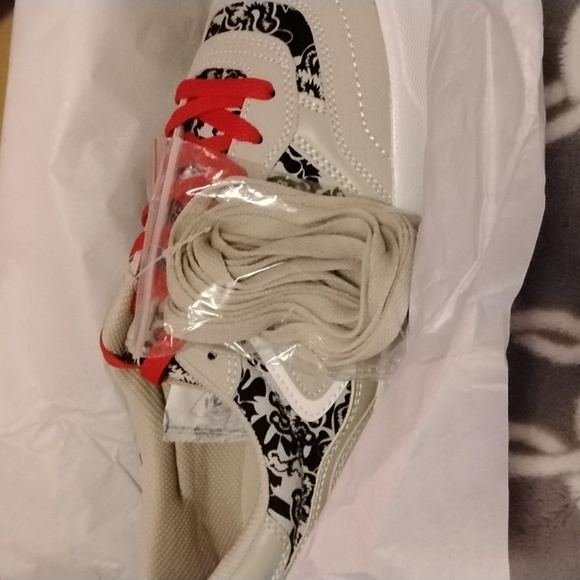 NWT  Men's Pair Of Airwalk Shoes In Original Box With Extra Color Laces - Picture 6 of 12